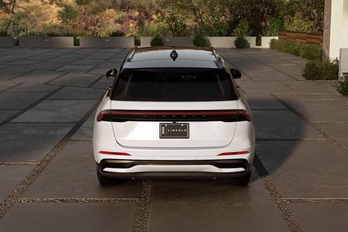 Full Rear View of Lincoln Nautilus