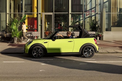 Convertible (2022-2024) Side view