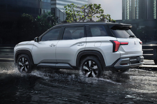 Rear Cross View of Mitsubishi Destinator