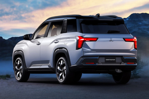 Rear Medium View of Mitsubishi Destinator