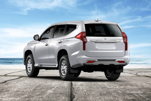 Rear Cross Side View of Mitsubishi Pajero Sport