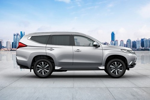 Mitsubishi Montero Sport (2022-2023) Drivers Sideview