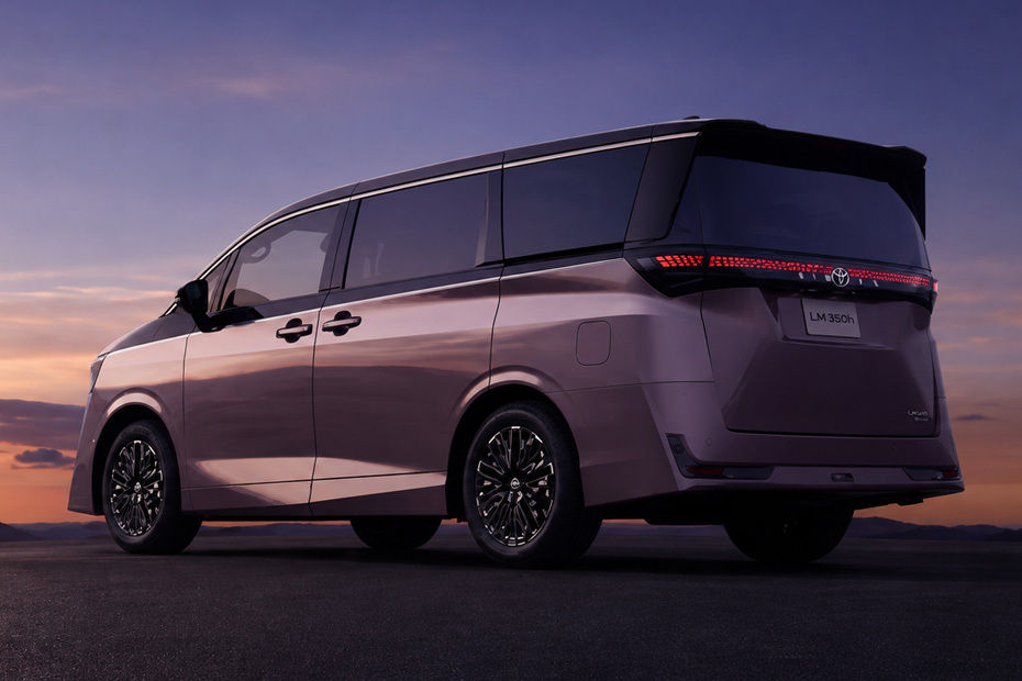 Rear Cross Side View of Nissan Elgrand