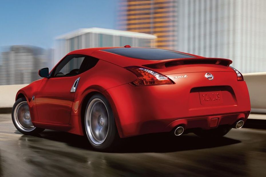 Rear Cross Side View of Nissan 370Z Coupe