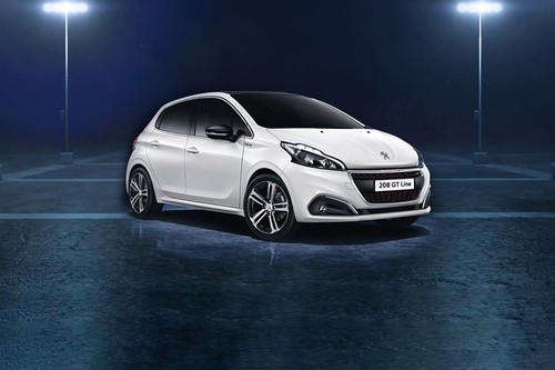 Peugeot 208 GT-Line Front Cross Side View