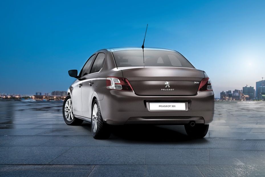 Rear Cross Side View of Peugeot 301