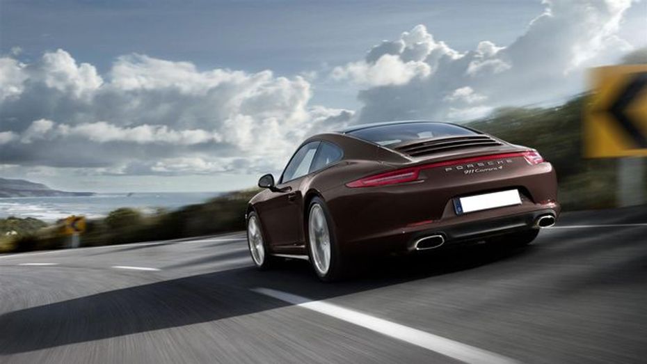 911 Carrera 4 Side view
