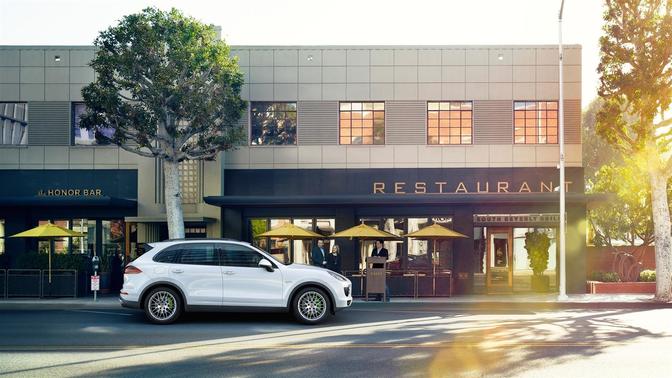 Cayenne S E-Hybrid Side view