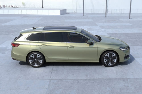 Superb Wagon Medium Angle Front View