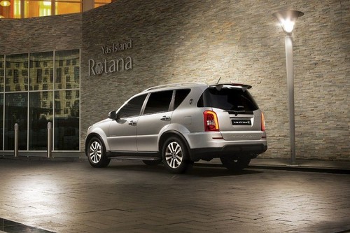 Rear Cross Side View of Ssangyong Rexton W