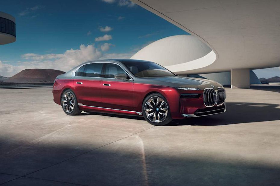 BMW i7 Front Medium View