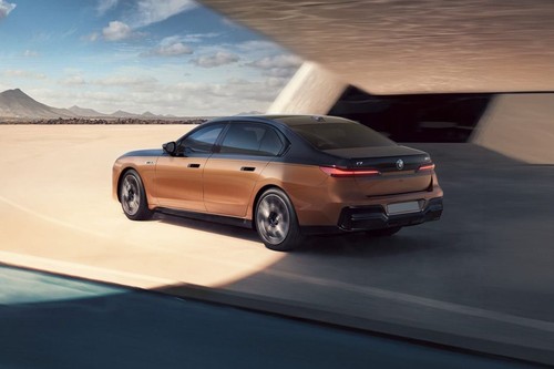 Rear Cross Side View of BMW i7