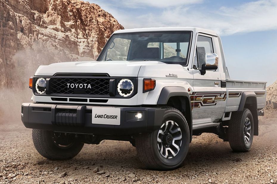 Toyota Land Cruiser 70 Front Cross Side View