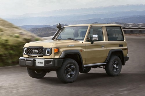 Toyota Land Cruiser 70 Side Medium View