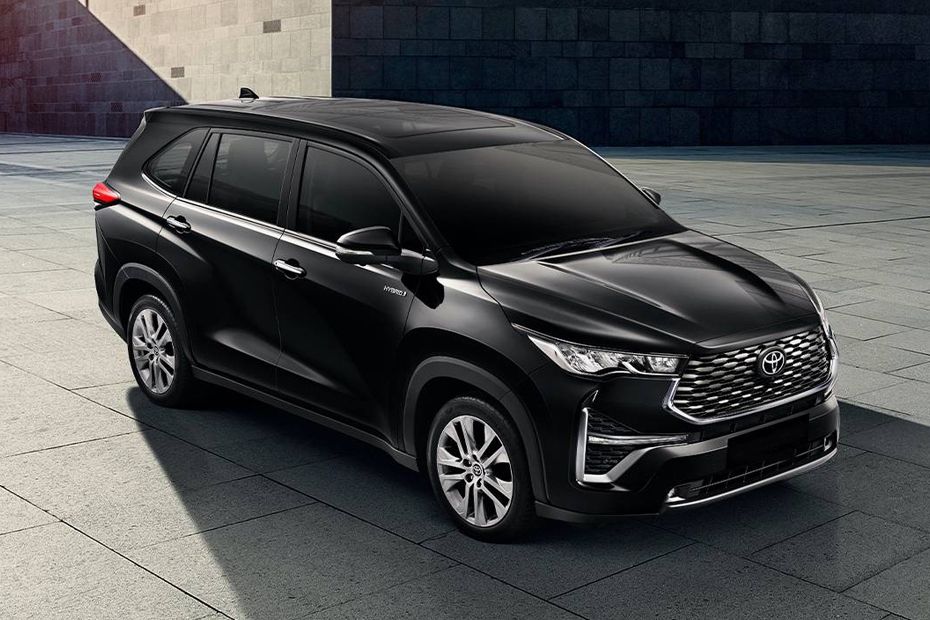 Toyota Innova Hycross Front Cross Side View