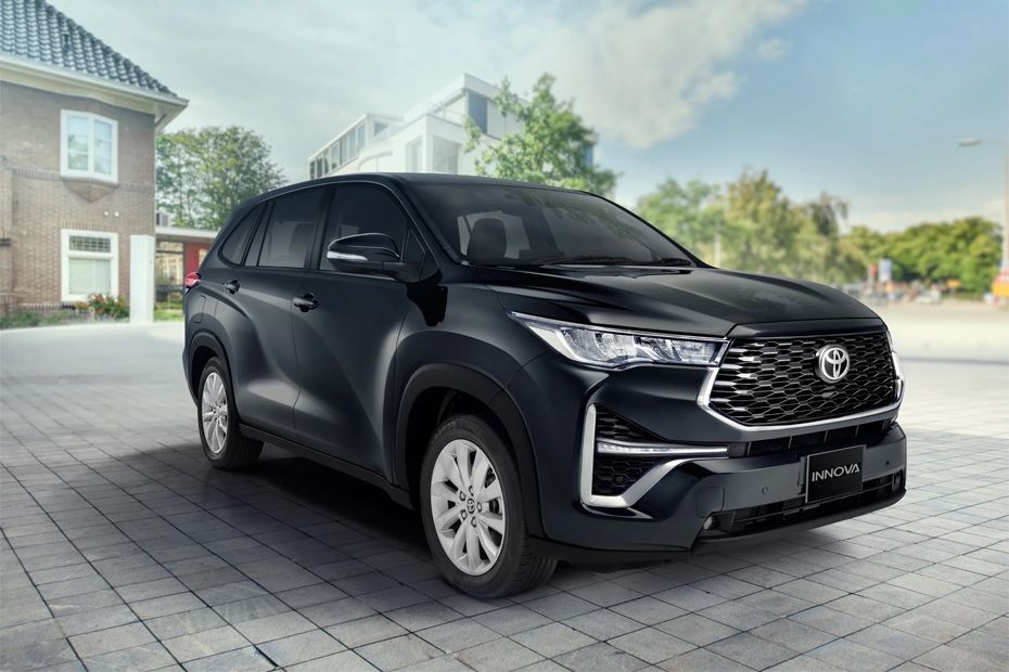 Toyota Innova Hycross Front Medium View