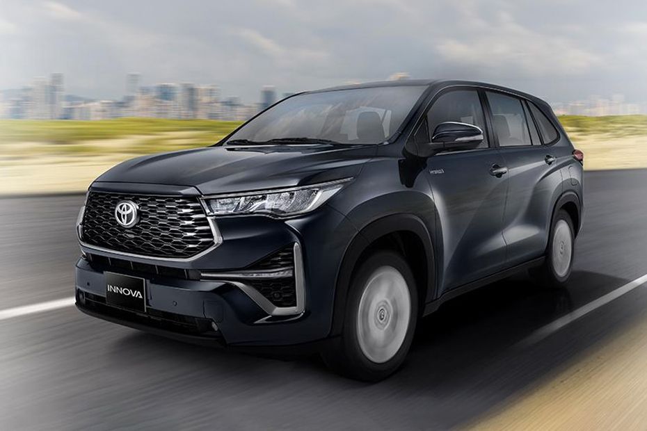 Toyota Innova Hycross Front Side View