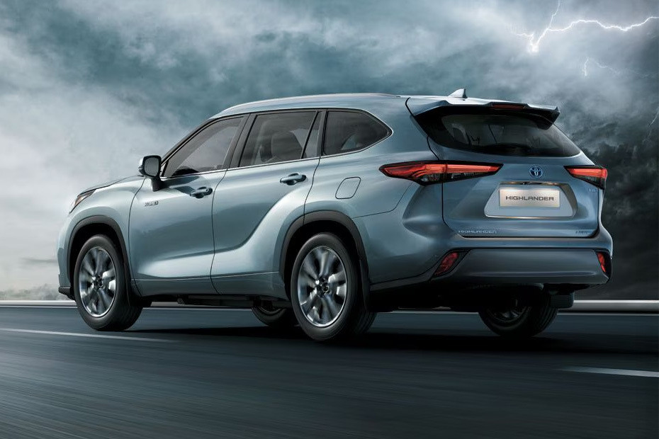 Rear Cross Side View of Toyota Highlander