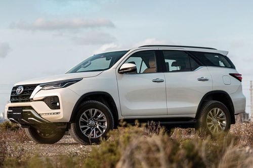 Toyota Fortuner Front Side View