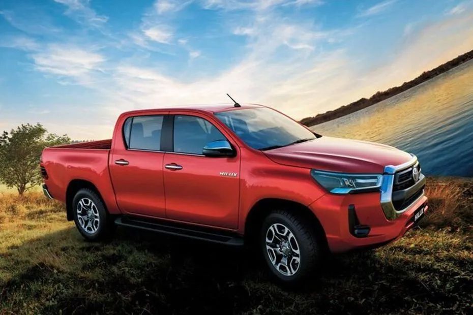 Toyota Hilux Front Cross Side View