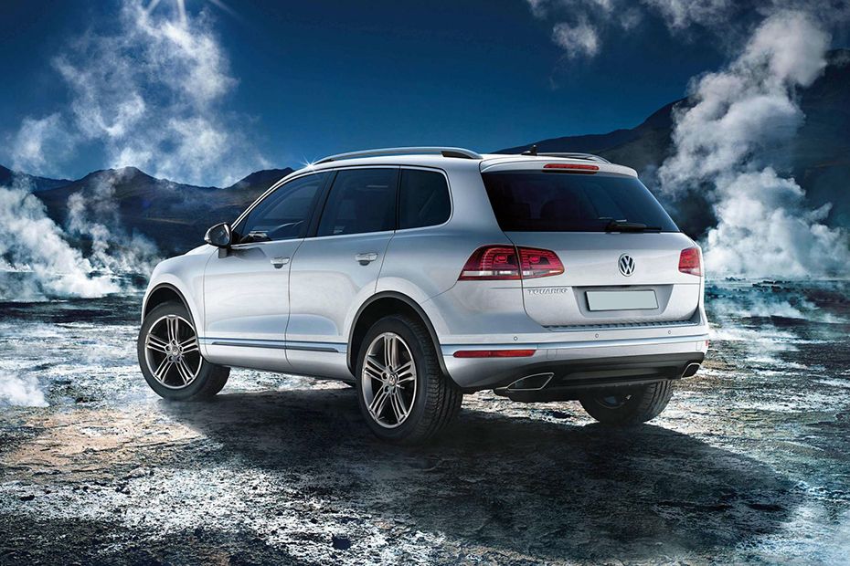 Rear Cross Side View of Volkswagen Touareg (2012-2021)