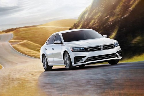 Passat (2022-2023) Medium Angle Front View