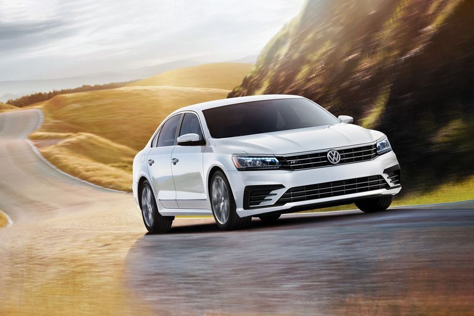 Passat (2022-2023) Medium Angle Front View