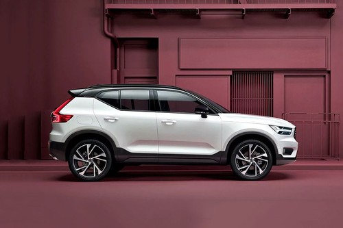 Volvo XC40 (2018-2022) Drivers Sideview