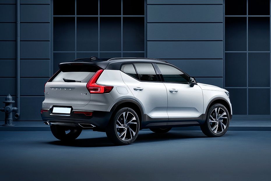 XC40 (2018-2022) Rear angle view