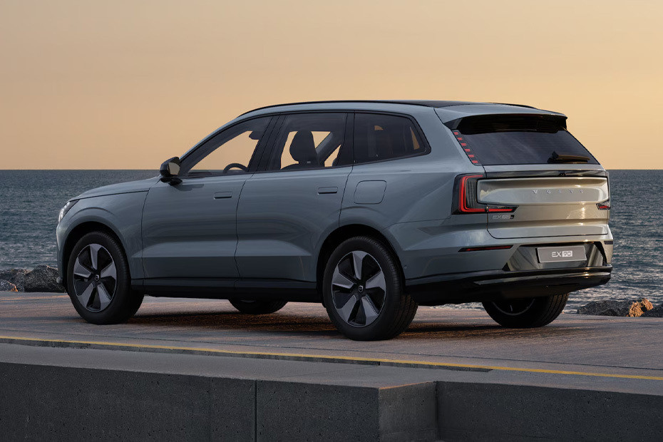 Rear Cross Side View of Volvo EX90