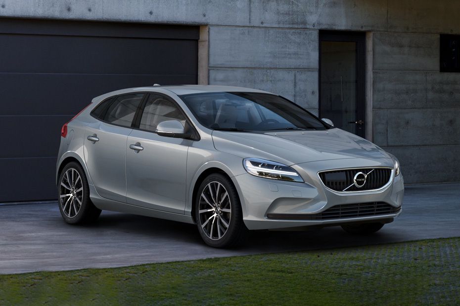 Volvo V40 Front Cross Side View