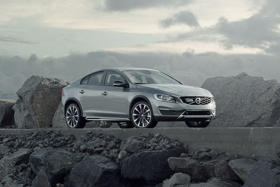 Volvo S60 (2021-2023) Front Cross Side View