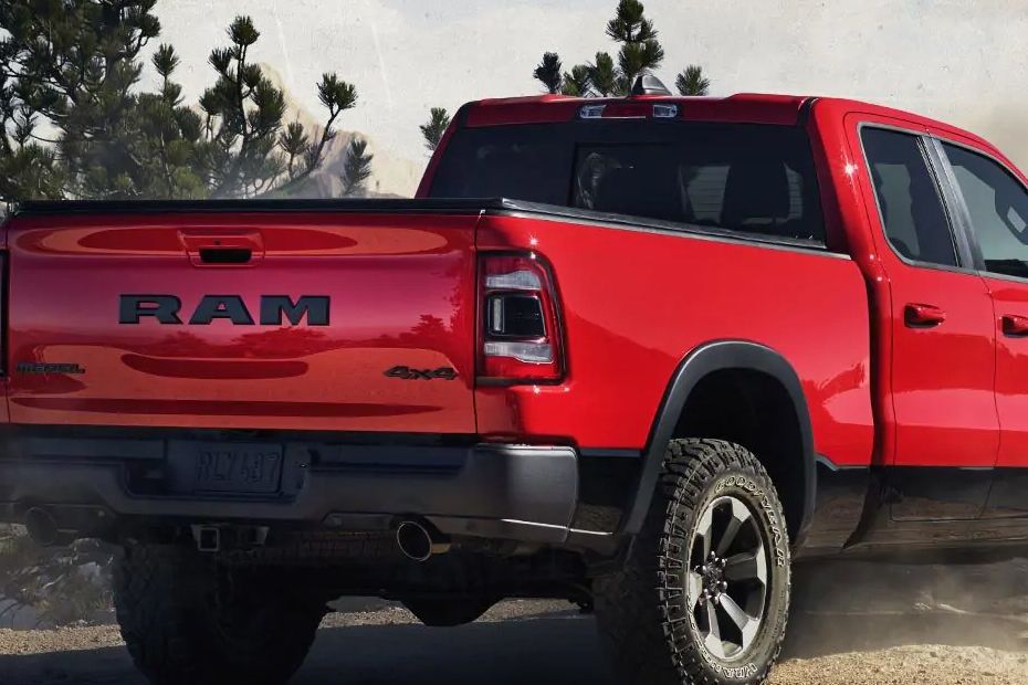 1500 (2022-2023) Tail light