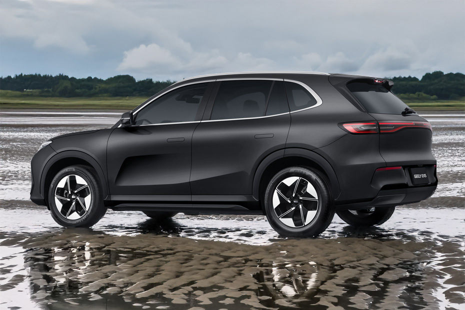 Rear Cross View of Geely EX5