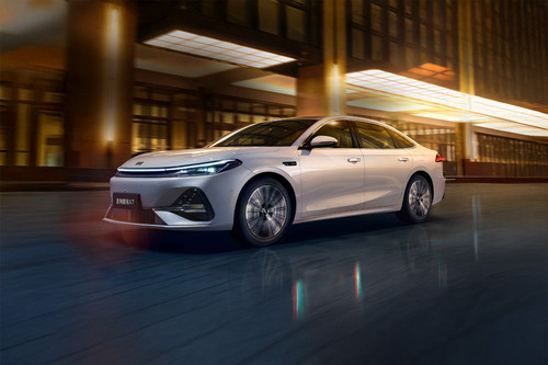 Galaxy A7 EM-i PHEV Front angle low view