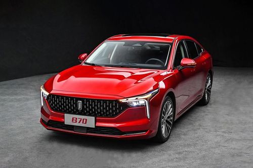Bestune B70 Front Side View