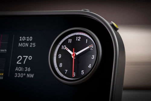clock in Ferrari Luce