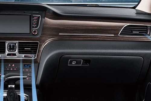 Hongqi H7 Glove Box