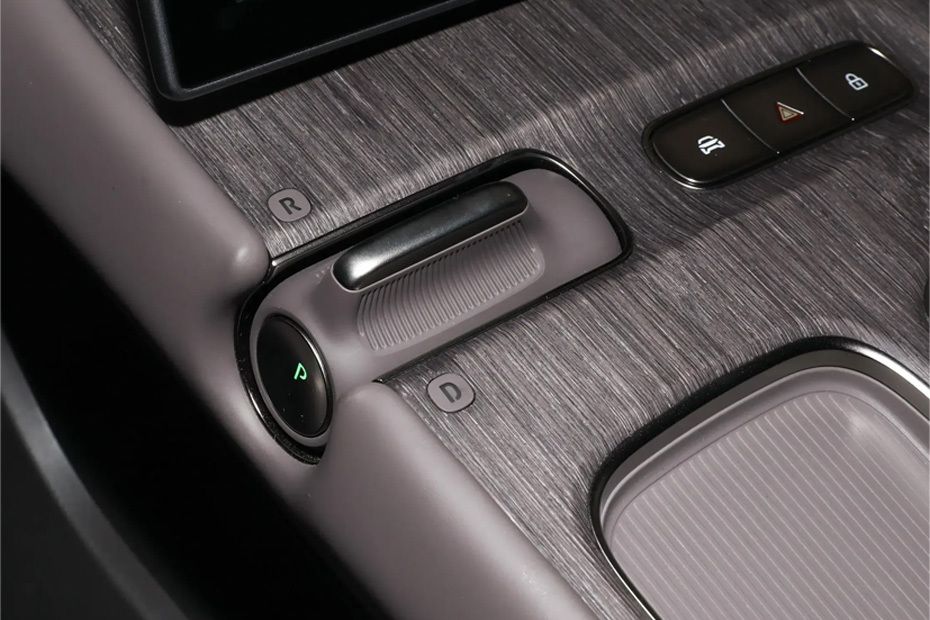 Center Controls of NIO EL8