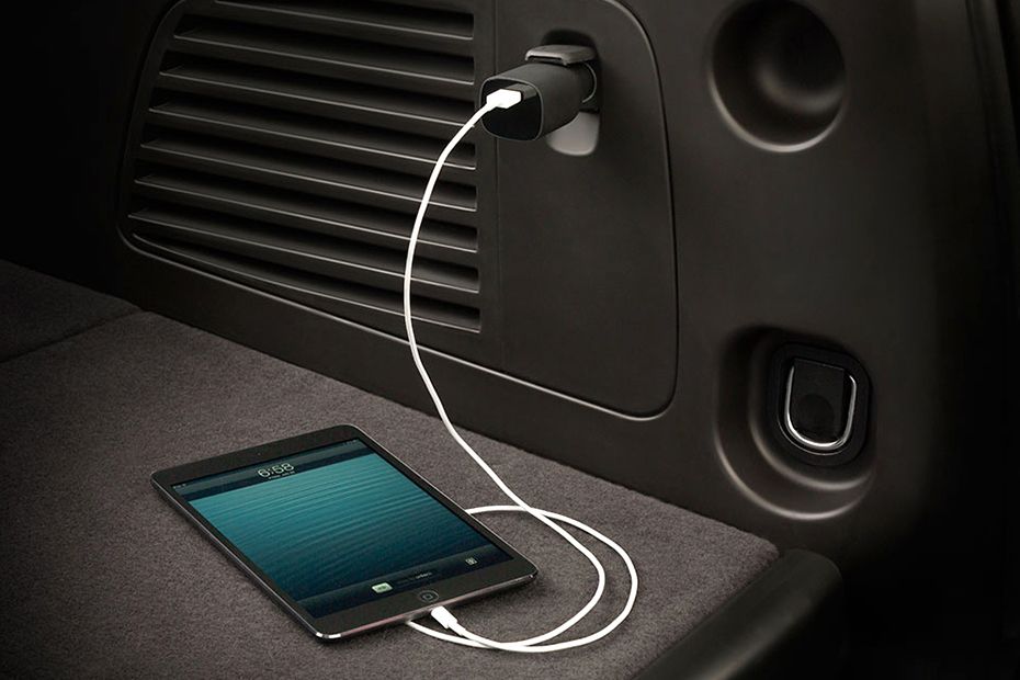 Power Accessories Outlet View of GMC Yukon Denali