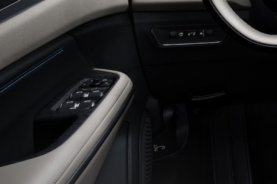 LYNK&CO 01 Drivers Side In Side Door Controls