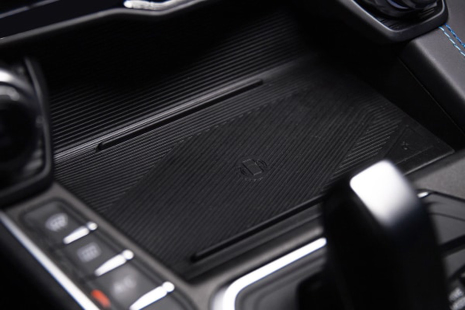 Power Accessories Outlet View of LYNK&CO 01