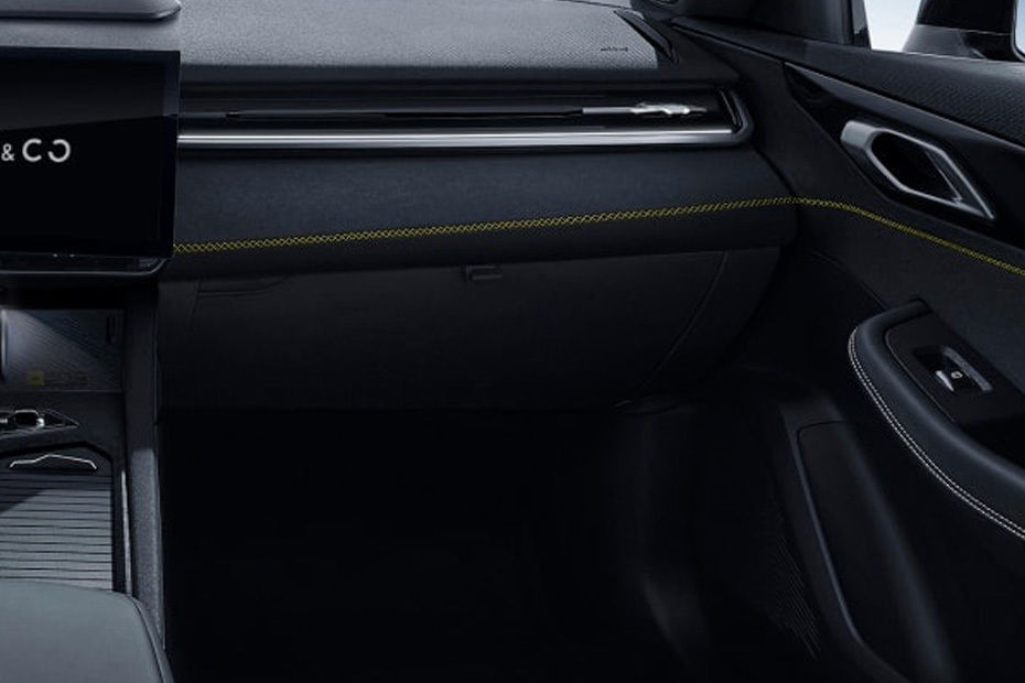 LYNK&CO 03 Glove Box