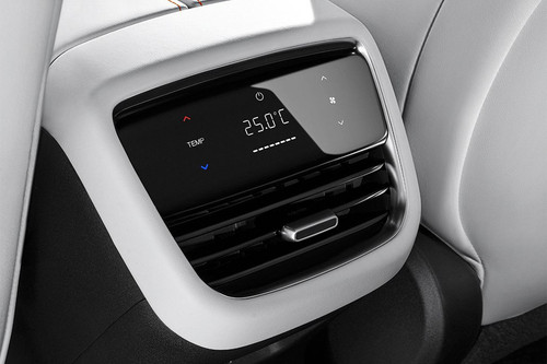 L07 Rear AC Controls