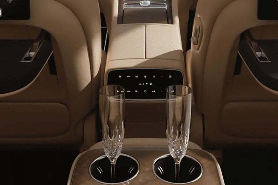 9 Rear AC Controls