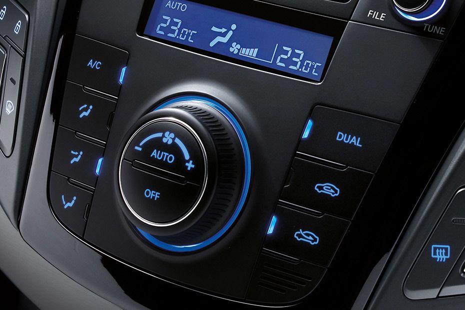 Side AC Controls of Hyundai i40