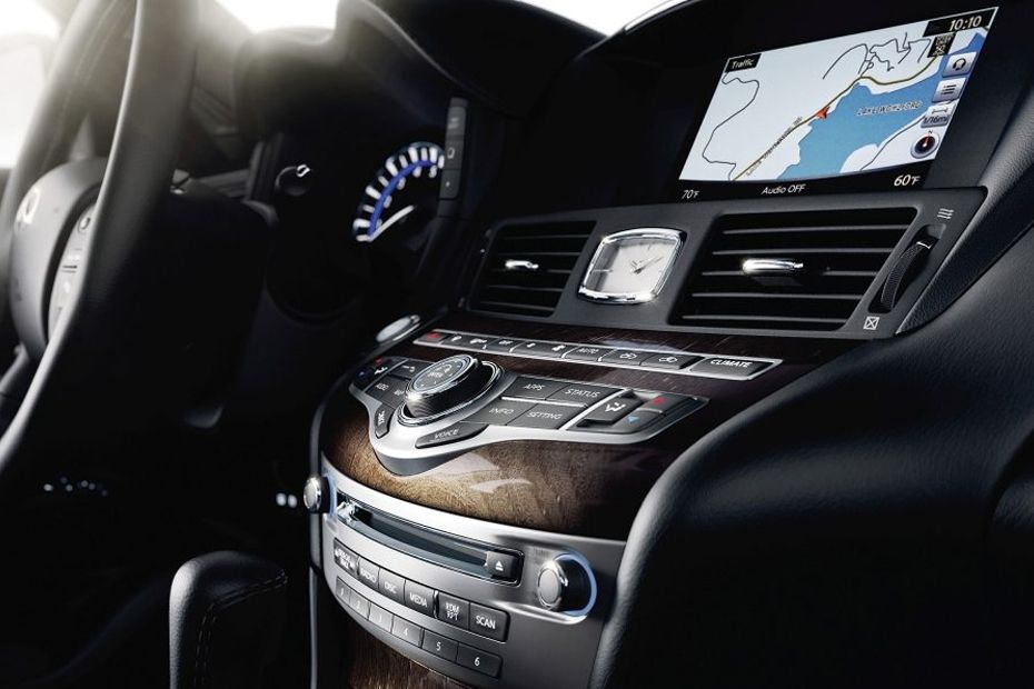 Front AC Controls of Infiniti Q70