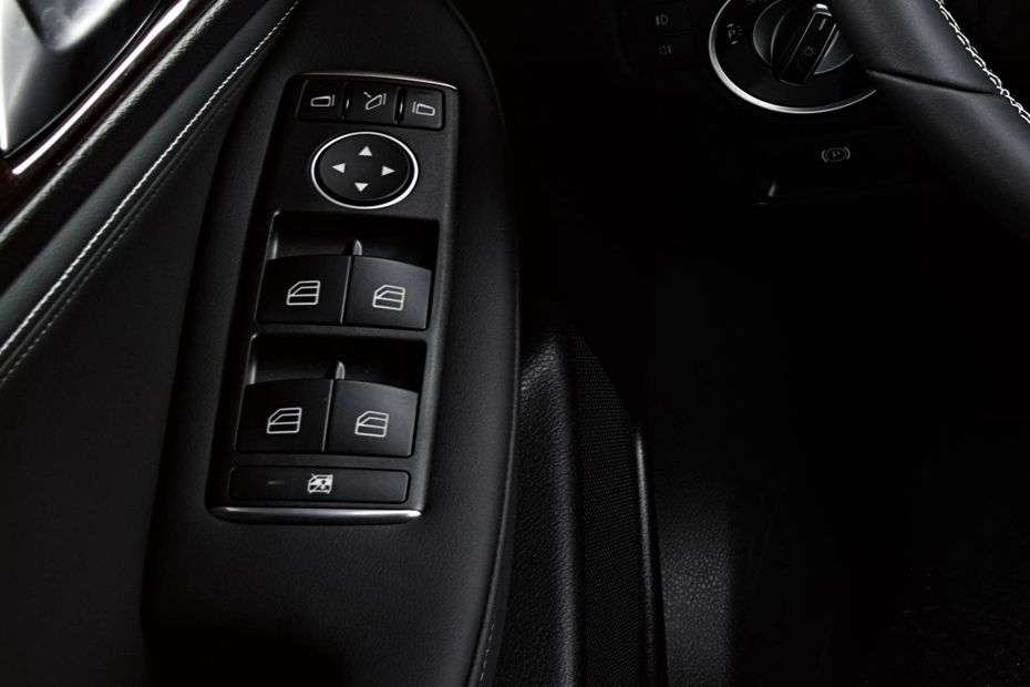Infiniti QX30 Drivers Side In Side Door Controls