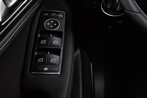 Infiniti QX30 Drivers Side In Side Door Controls