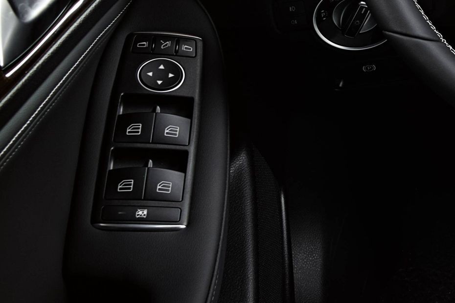 Infiniti QX30 Drivers Side In Side Door Controls